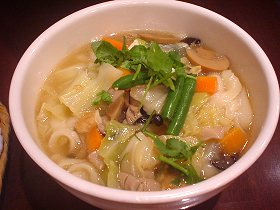 野菜の刀削麺（大）￥790。塩味の野菜たっぷり麺。ややスパイシー。