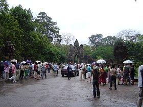 雨でも大混雑のアンコールトム南大門。ここからバイヨン寺院へと続く｜アンコールワット世界遺産